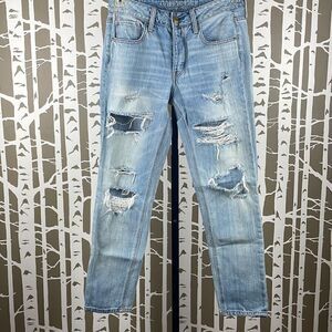 AEO Tomgirl Light Wash Distressed Jeans 4 Regular